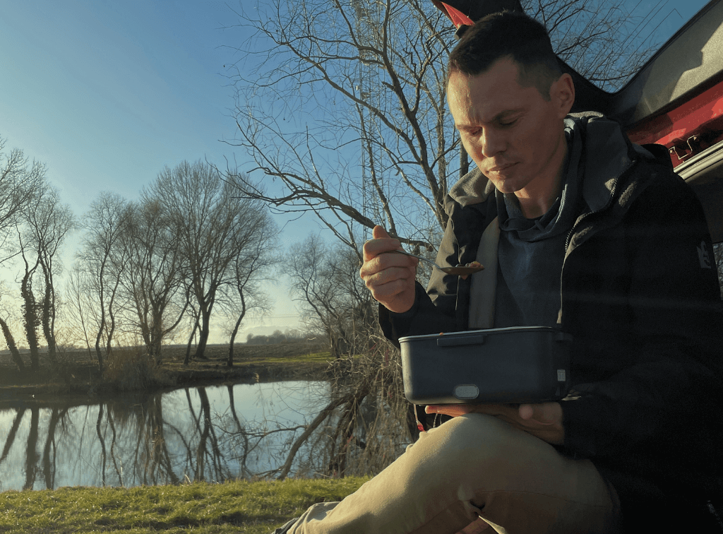 CSaba eszik a brixpot elektromos ebéddobozból