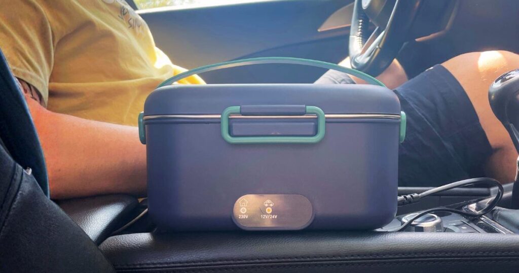 Ebédmelegítő doboz használatközben az utóban